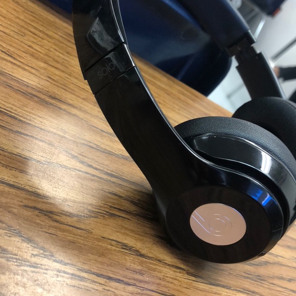 Beat solo 3 will do a trade for airpods - Picture 1 of 4